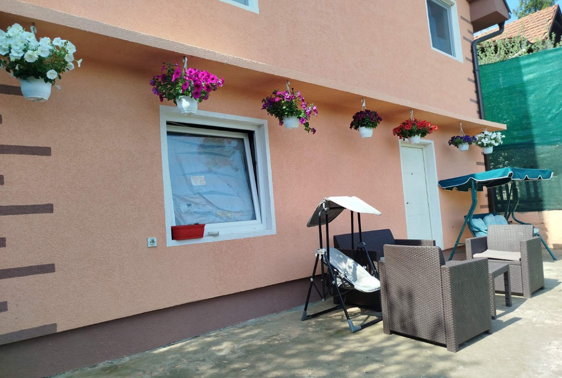 Kuca 210m2 sa 5 ari placa