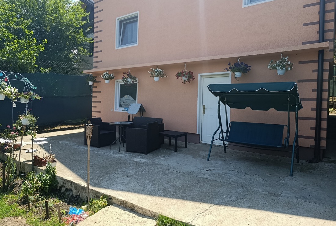 Kuca 210m2 sa 5 ari placa